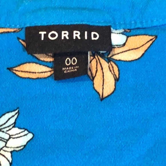 Torrid Blue Floral Crepe Tie Front Button Front Top 00X - Picture 6 of 8